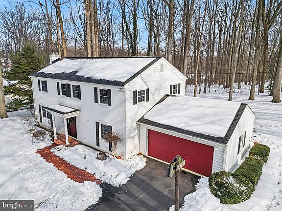 3rd image of 1411 Valley Stream Rd