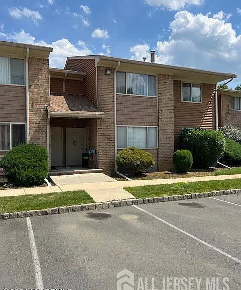 405 Cynthia Ct S — Photo 1