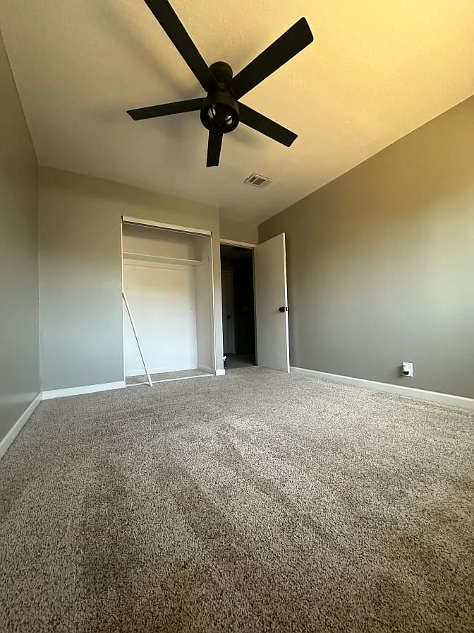 4 bed, 2.5 bath, 1905 sqft, $1,200 — Photo 2