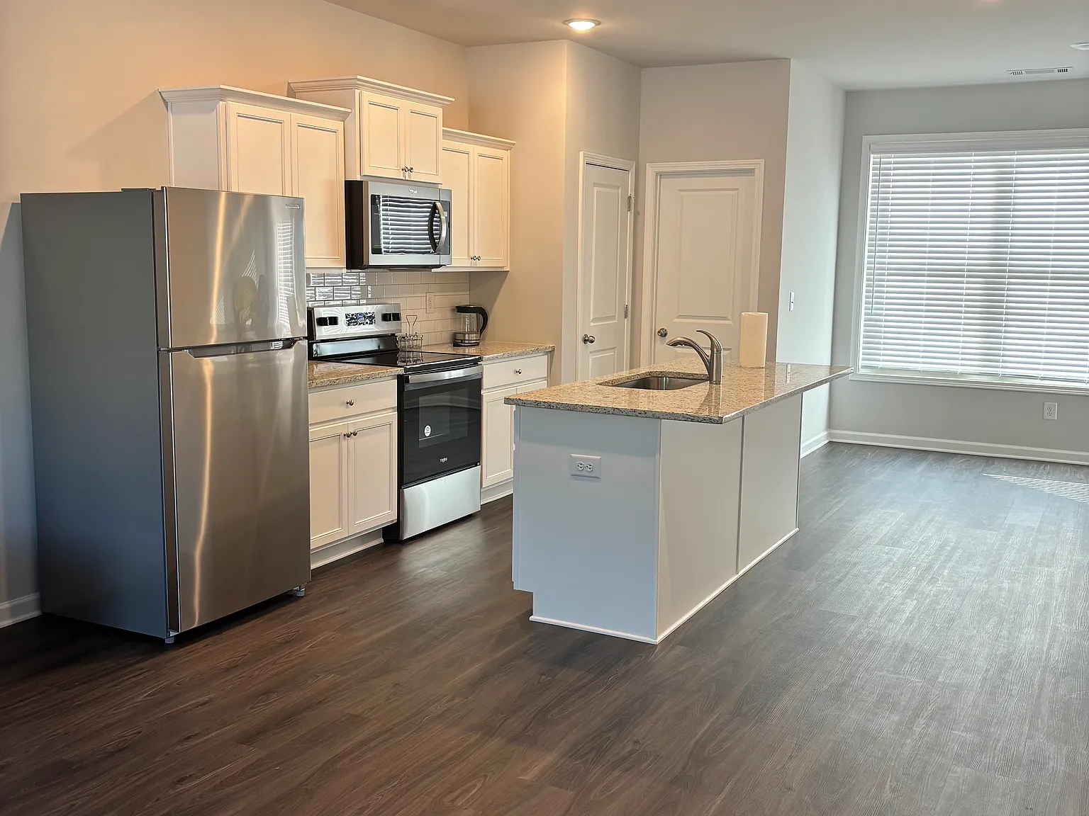 2 bed, 2.5 bath, 1296 sqft, $2,000 — Photo 2