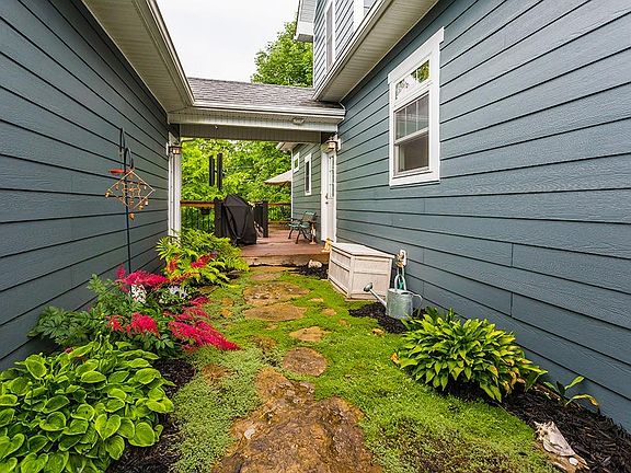 4th image of 364 Lewis Dr