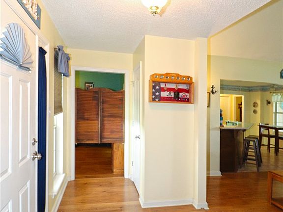 3rd image of 218 Autumn Woods Dr