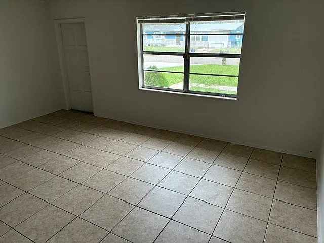 2730 Seneca Ave #2730 — Photo 2