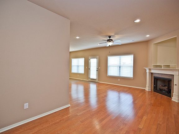 3rd image of 903 Oakwood Ln