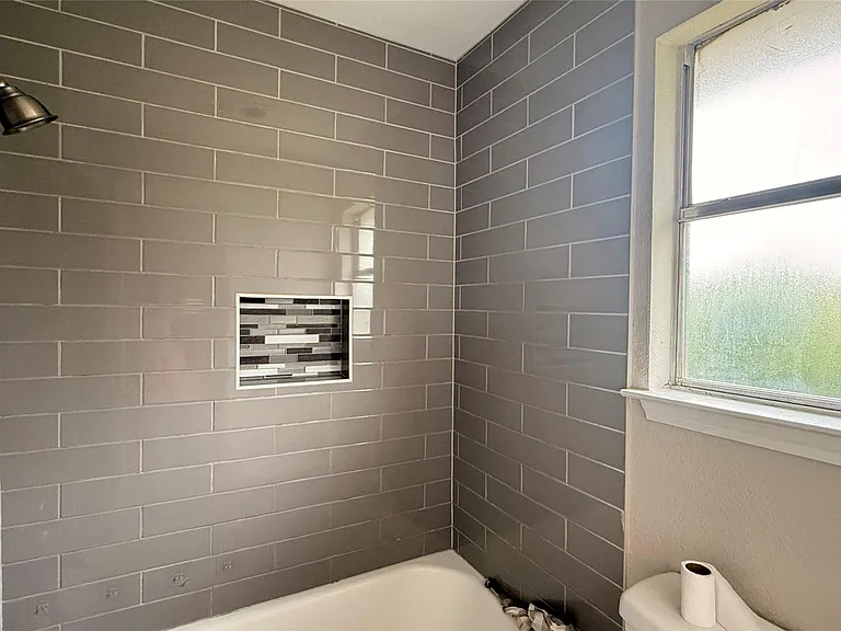 805 Malden Cv — Photo 14
