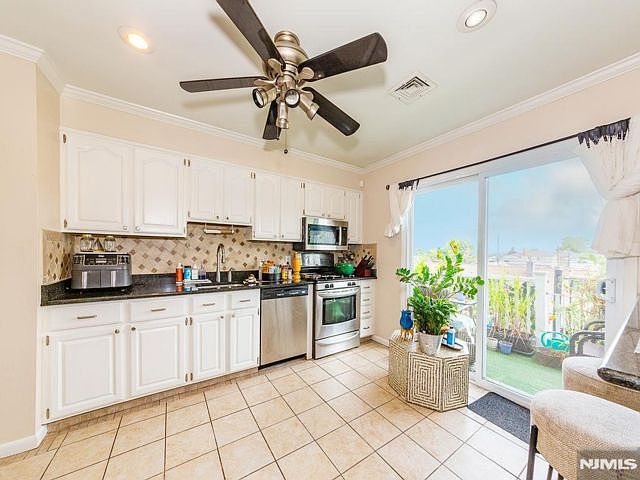 1st image of 64 Bayliss St