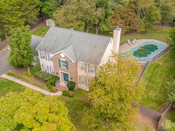 6 Fountain Dr, Somerset, NJ 08873