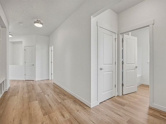 4th image of 211 Packer St