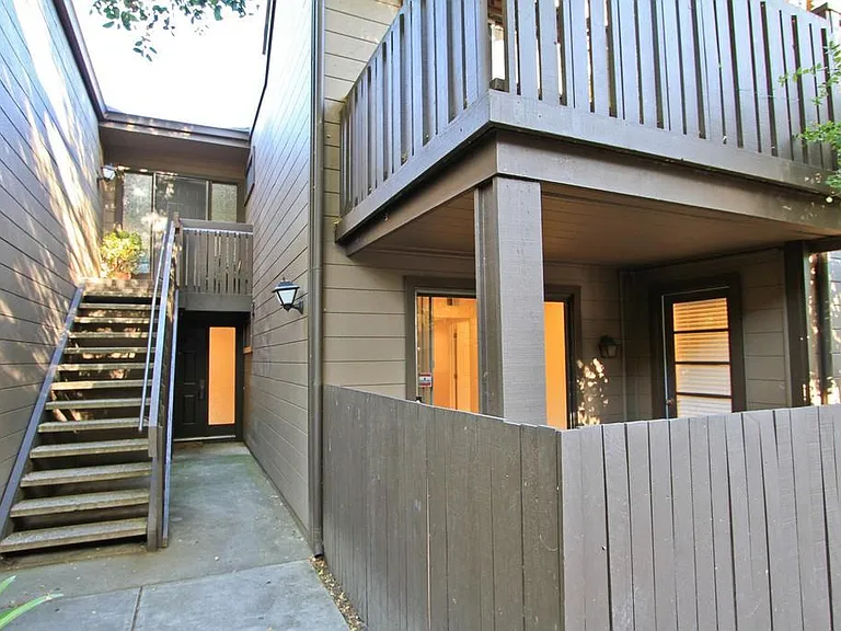 555 Thain Way — Photo 4