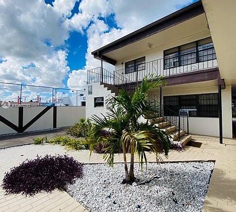4th image of 2350 Palm Ave #7