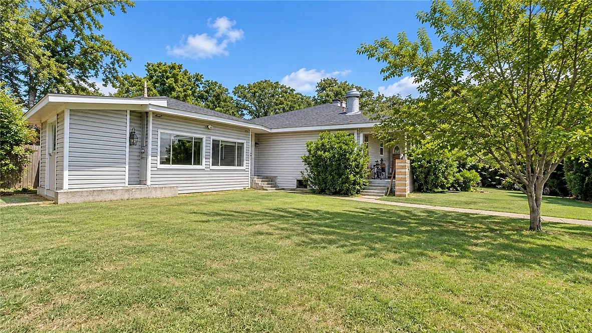 3 bed, 1450 sqft, $1,595 — Photo 1