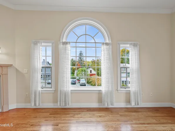 46 Housatonic St APT 2B, Lenox, MA 01240