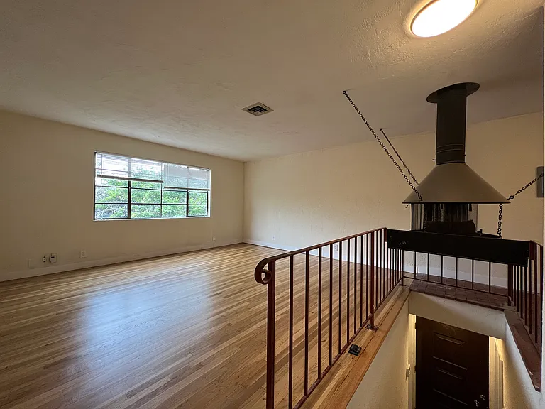 2541-2569 Le Conte Ave — Photo 60