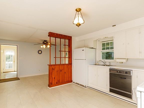 4th image of 54 Putnam Ln