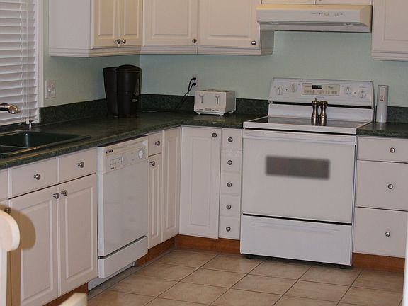 Large kitchin, tons of cabinet space