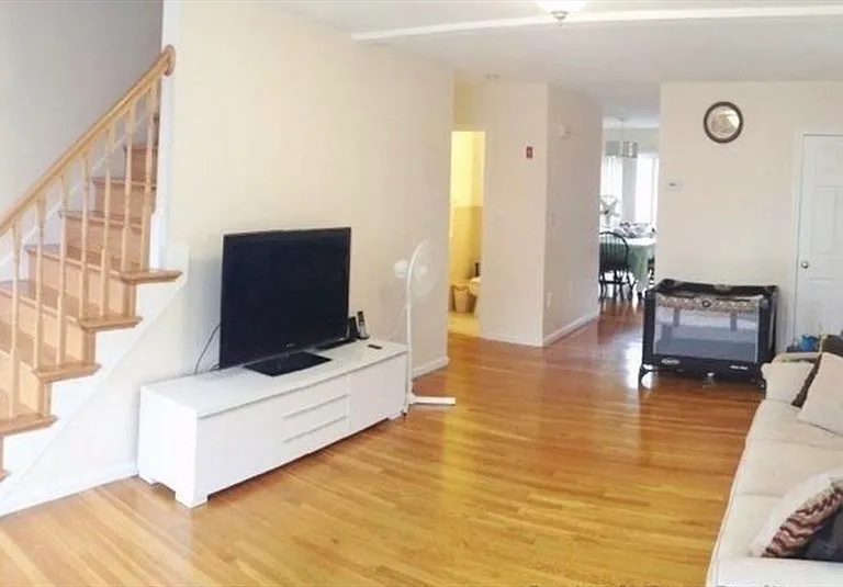 11 Miller St — Photo 1