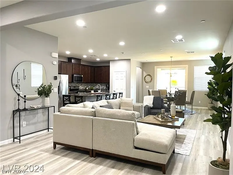 3 bed, 2.5 bath, 1844 sqft, $3,750 — Photo 2