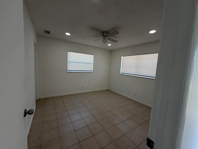 443 SE 13th Ct — Photo 11