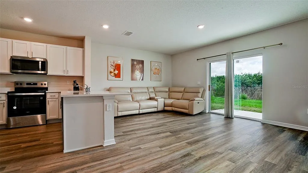 3 bed, 2.5 bath, 1464 sqft, $2,800 — Photo 2