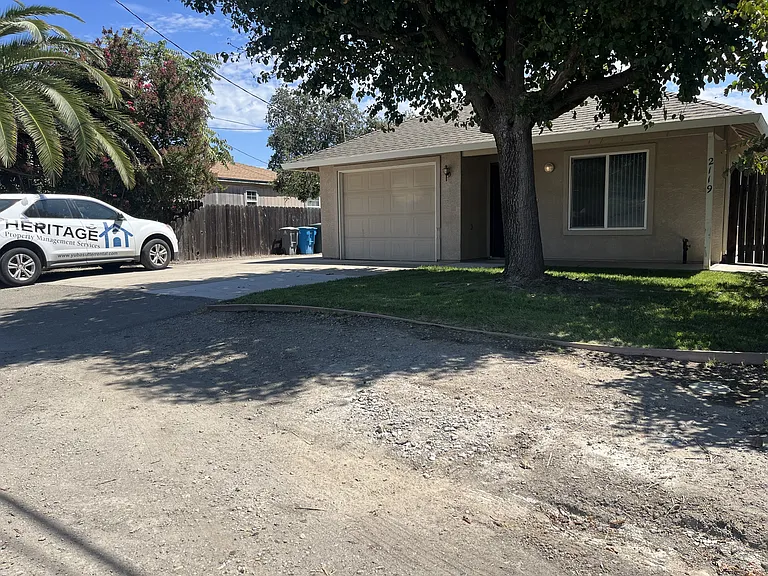 2119 Acacia Ave — Photo 2