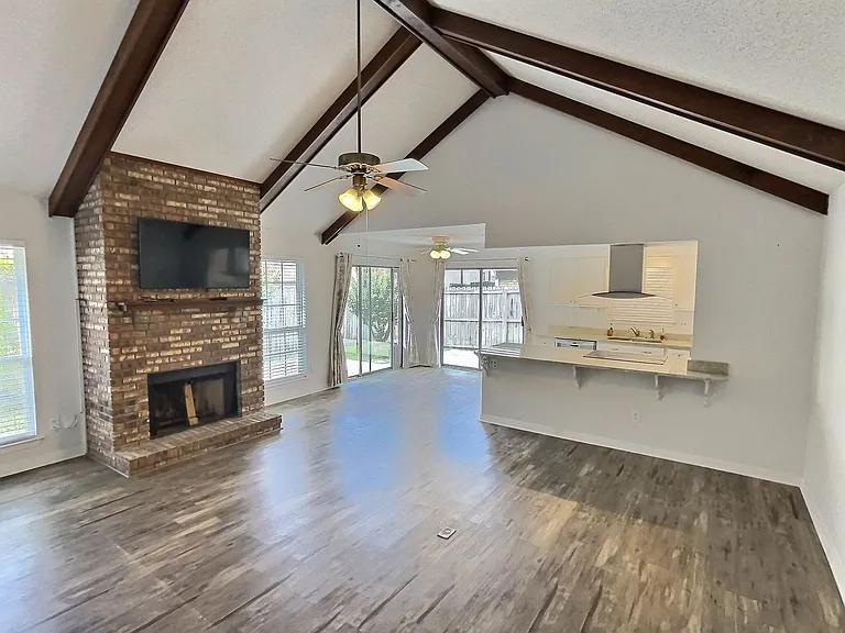 875 Laurelwood Dr — Photo 2