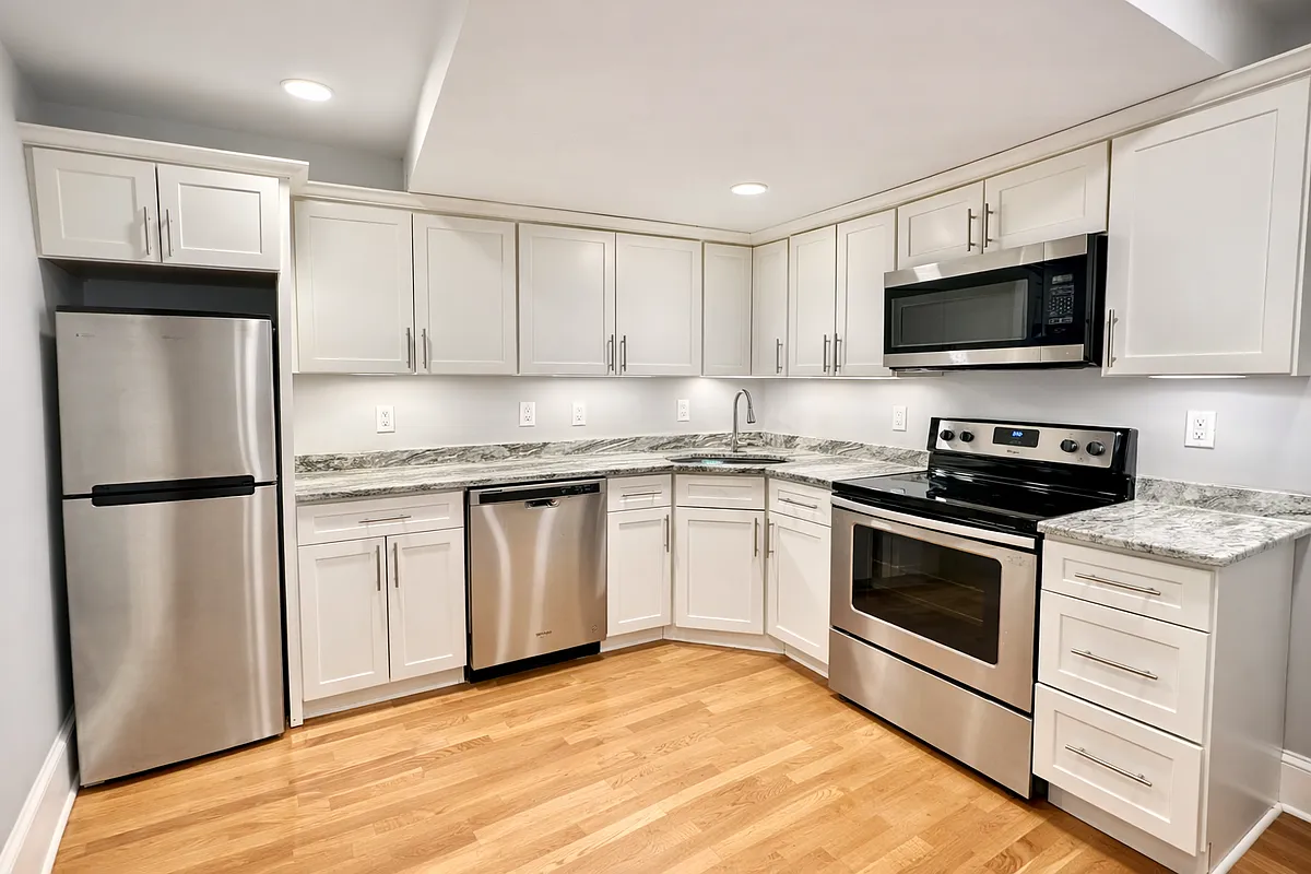 Building Photo - 470 E 4th St #G