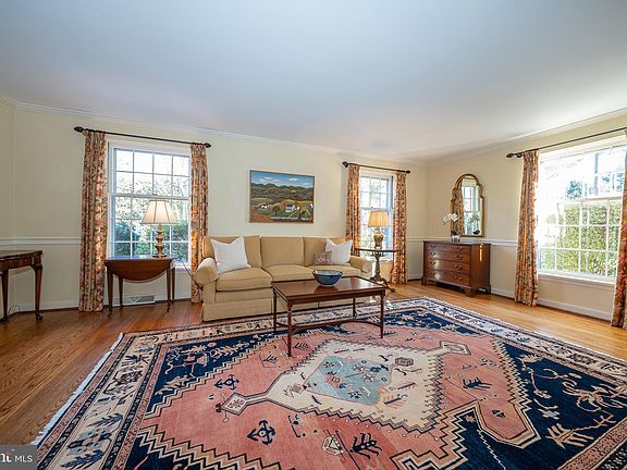 5th image of 653 Clovelly Ln
