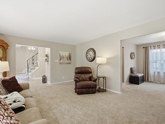 3rd image of 6185 Golfview Dr