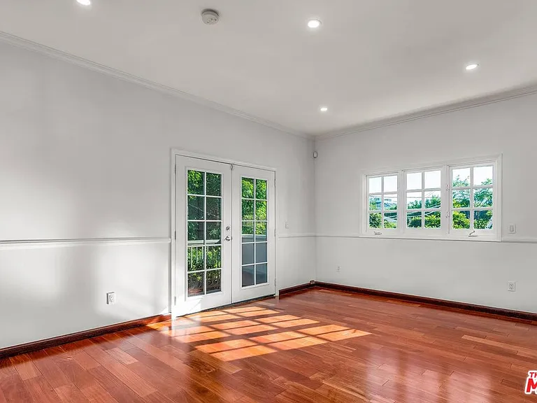 10810 Rochester Ave — Photo 48