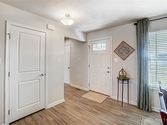 5th image of 139 Chapel Dr W