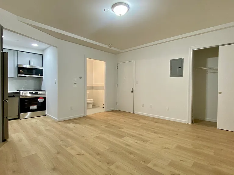 27-57 Crescent St #1G — Photo 4