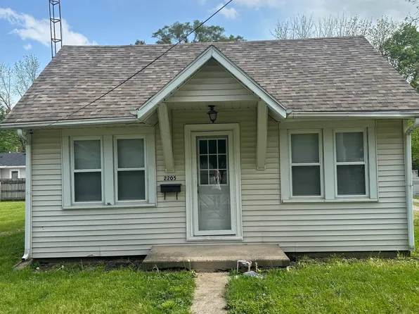 2205 E 8th St, Muncie, IN 47302