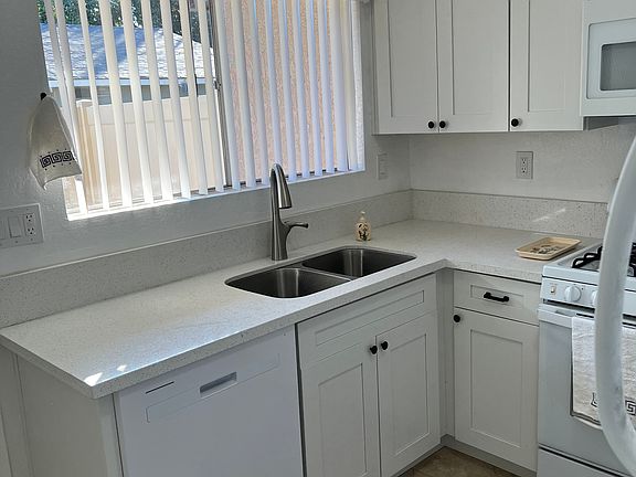 3rd image of 1134 Oxford Dr Unit B