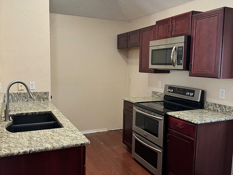 810 Wilmor Ct — Photo 5