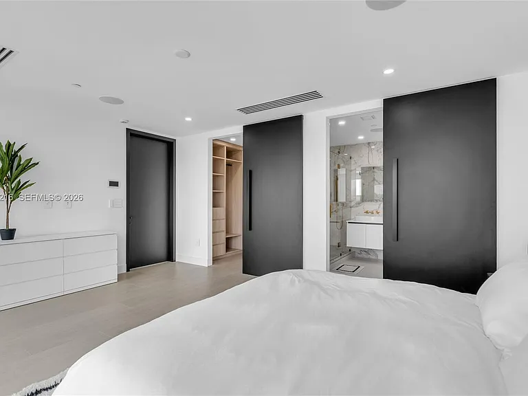 3228 NE 7th St — Photo 25