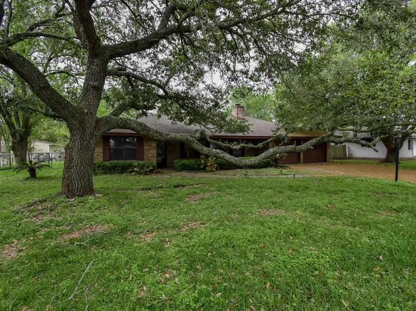 718 Partridge Ln, Eagle Lake, TX 77434