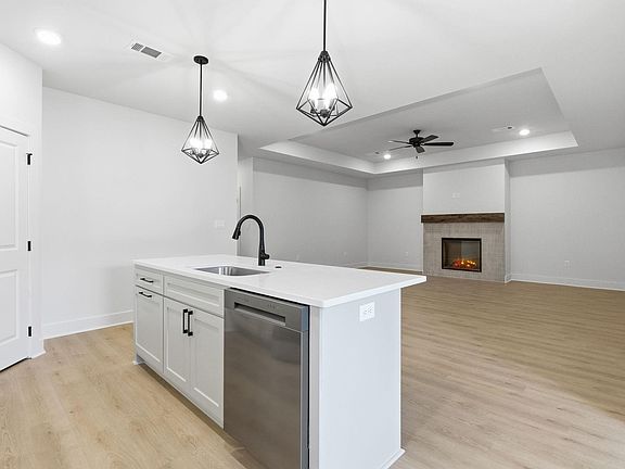 5th image of 201 Edgewood Cir