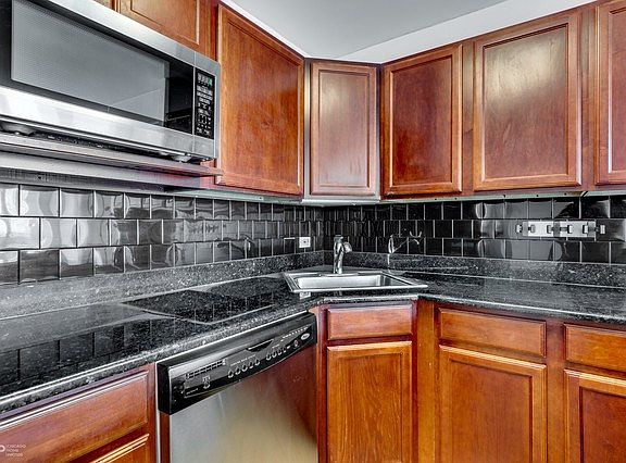 4th image of 525 W Hawthorne Pl APT 1802