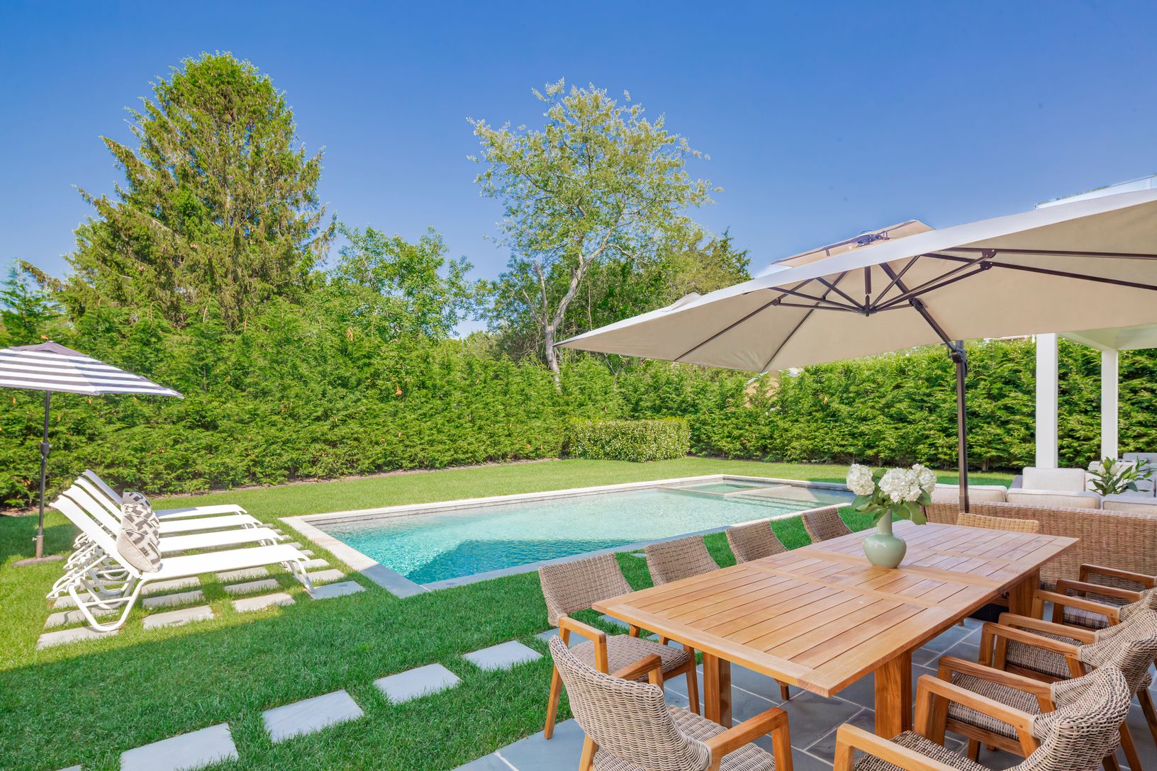  Al Fresco dining by the pool