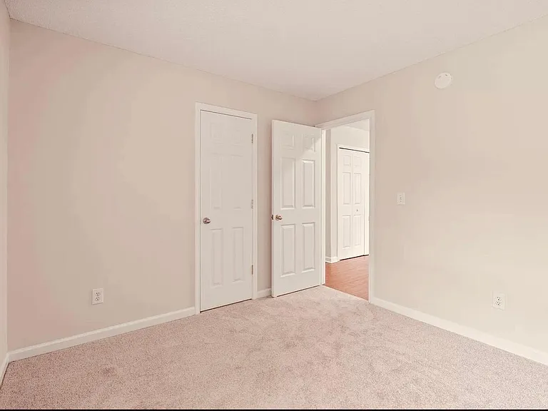 121 Cabana Dr — Photo 2
