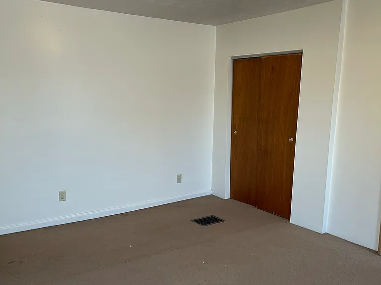 523 E Burlington St #3 — Photo 11