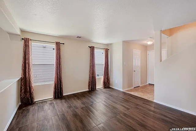 4 bed, 2.5 bath, 2520 sqft, $1,875 — Photo 3