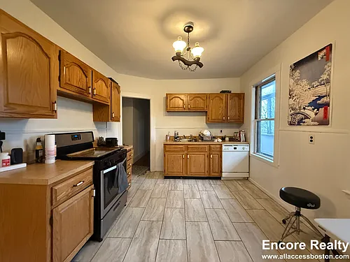 98 Brooks St Photo 1