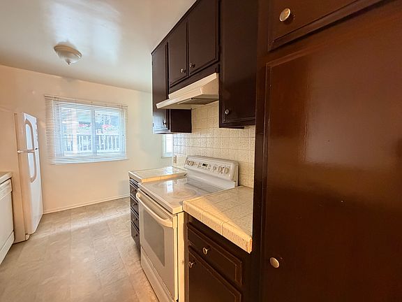 5th image of 8161 Manitoba St #8