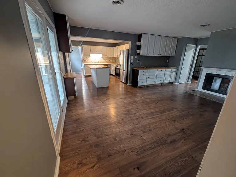 2113 W Christy Ln — Photo 7