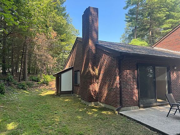 5th image of 23 Highwood Dr
