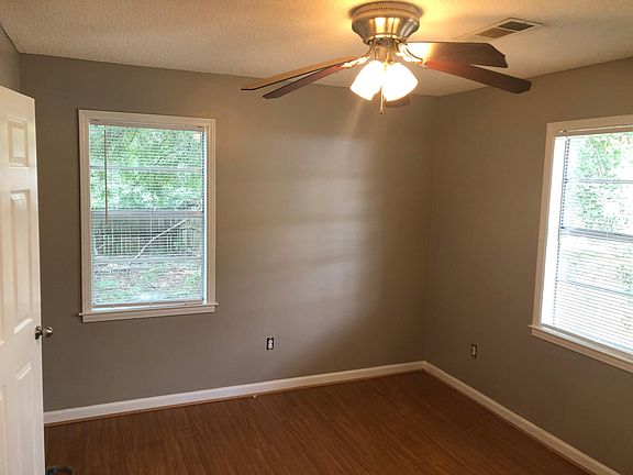4th image of 1079 Haywood Dr