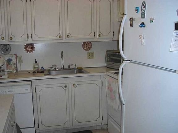 2nd image of 1079 Cambridge #D