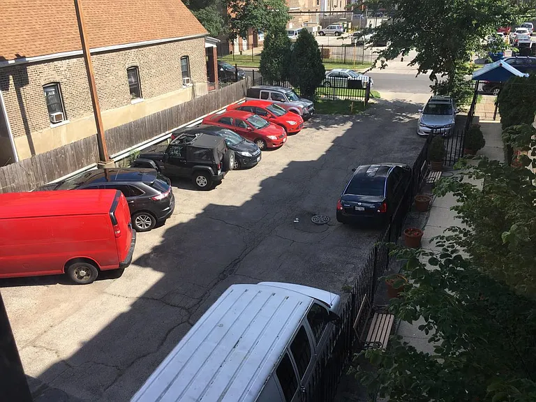 FREE PARKING 
 !! RARE !! in Chicago !!