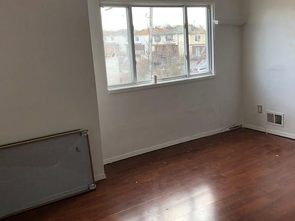 2nd image of 109 Ravenhurst Ave